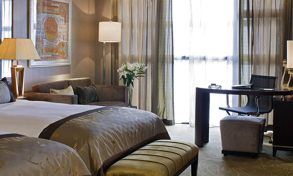 订做酒店家具占据适当的尺寸位置，为整个酒店量身定制